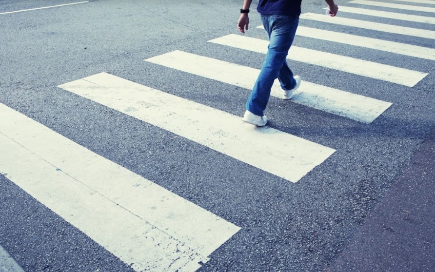 do-not-stop-the-car-for people to cross the pedestrian crossing illegally