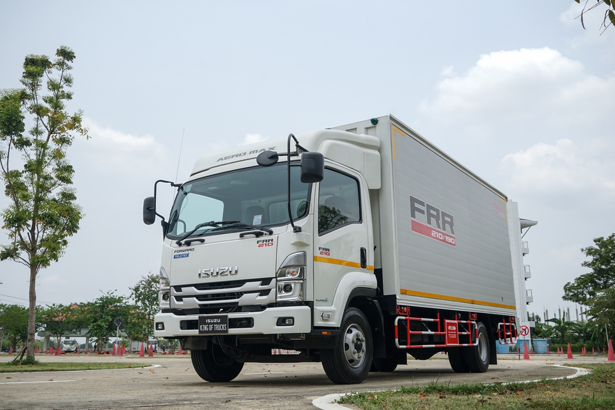 Isuzu โครงการสร้างนักขับรถมืออาชีพโดยโรงเรียนการขนส่ง