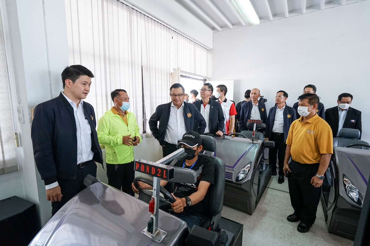 Isuzu โครงการสร้างนักขับรถมืออาชีพโดยโรงเรียนการขนส่ง