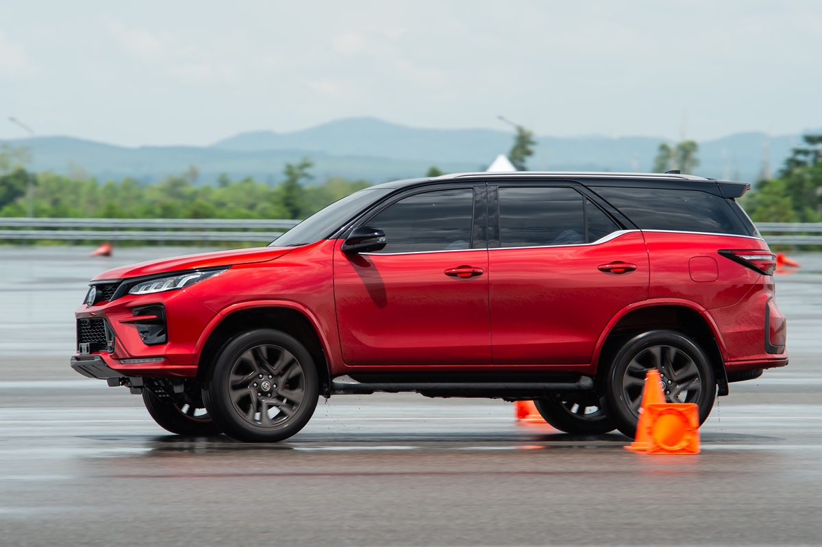 Review Toyota Fortuner GR Sport MY2023