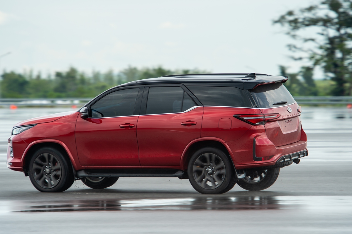 Review Toyota Fortuner GR Sport MY2023