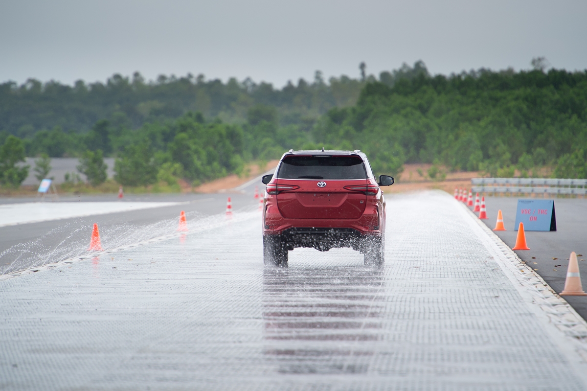 Review Toyota Fortuner GR Sport MY2023