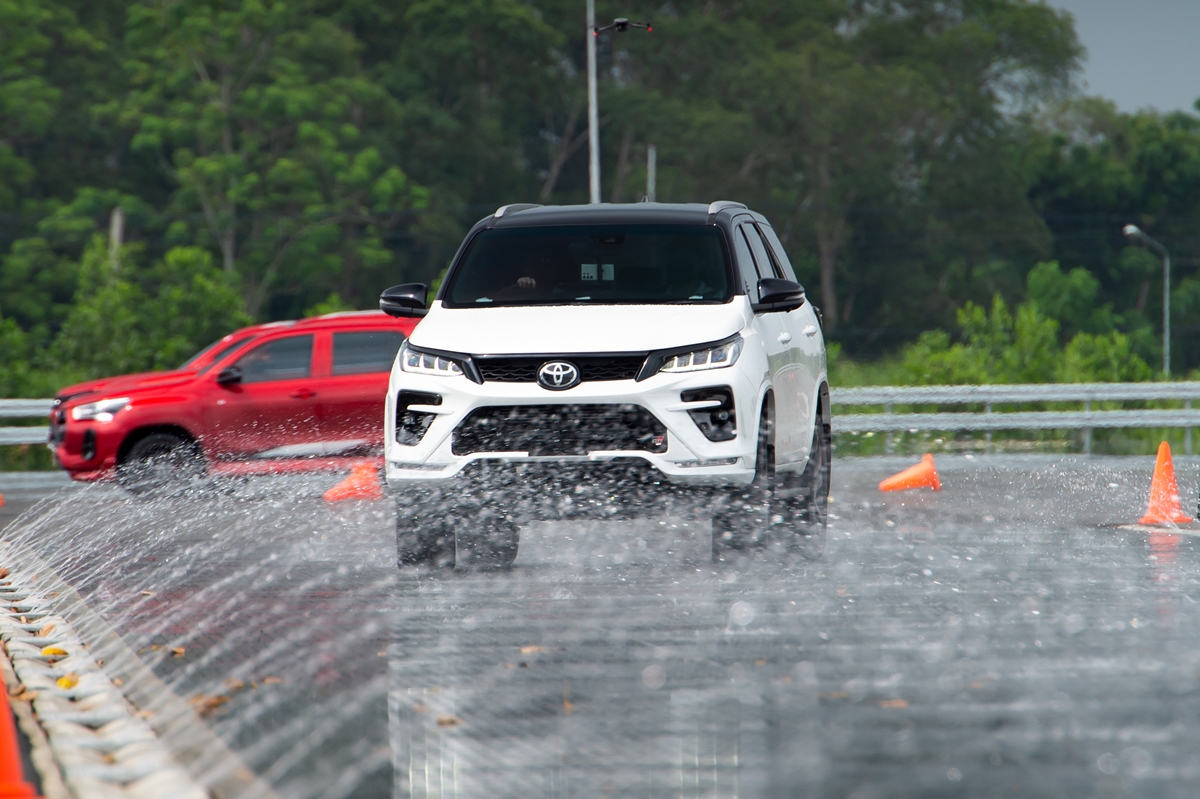 Review Toyota Fortuner GR Sport MY2023
