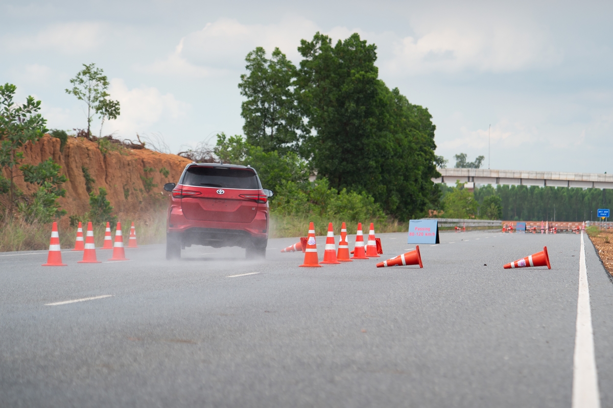 Review Toyota Fortuner GR Sport MY2023