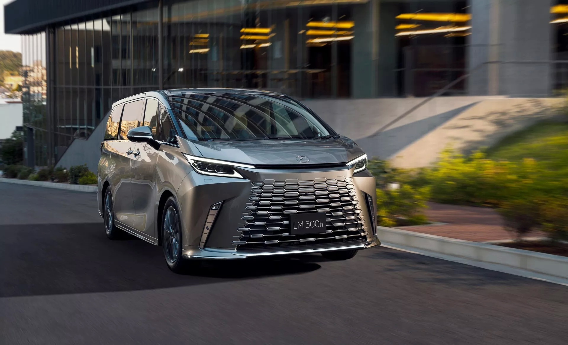 Lexus LM500h L 2024