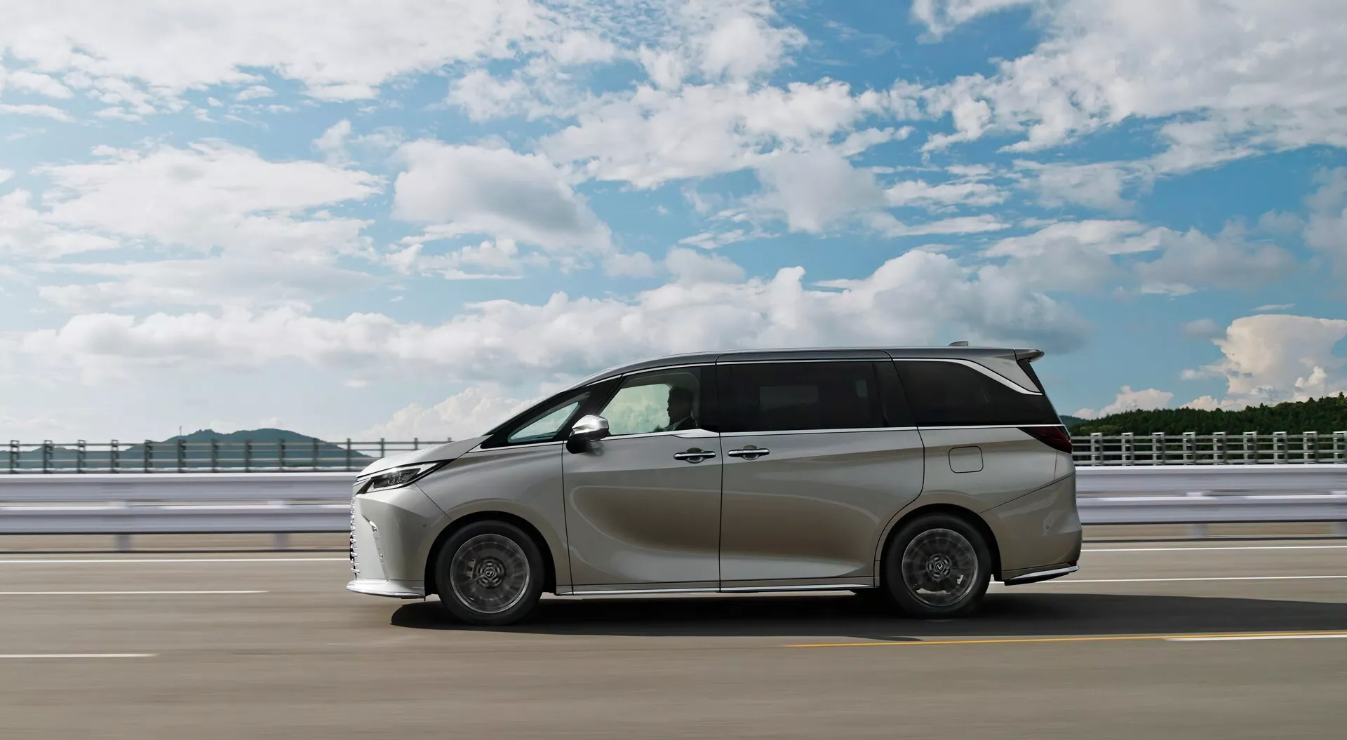 Lexus LM500h L 2024