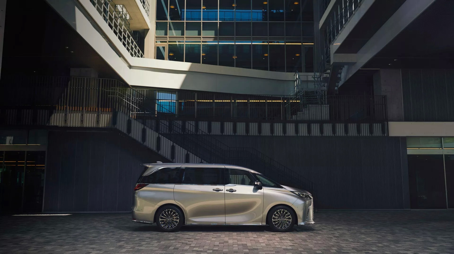 Lexus LM500h L 2024