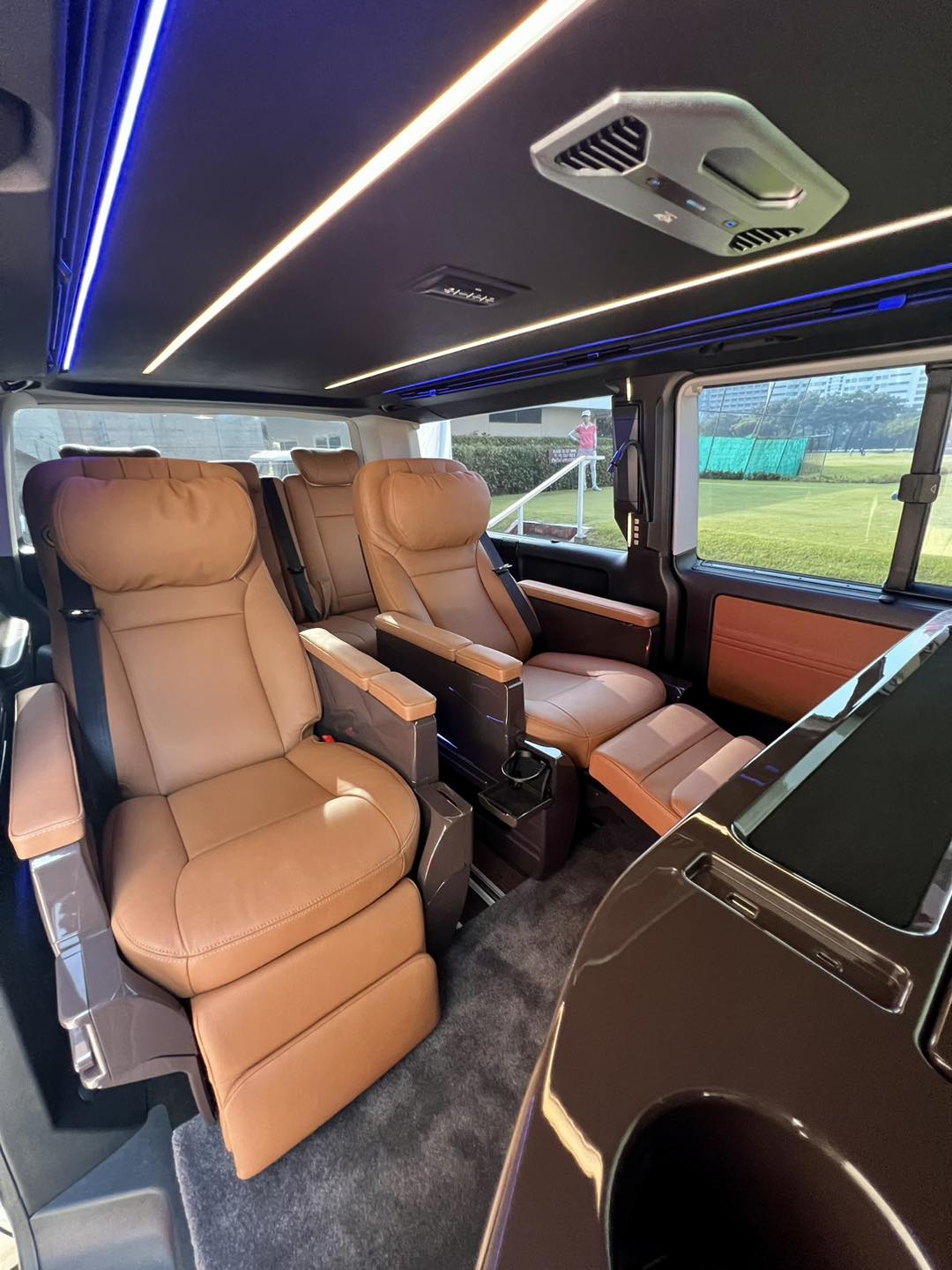 Volkswagen Caravelle รุ่น Comfortline NGZ (Neuer Glanz)