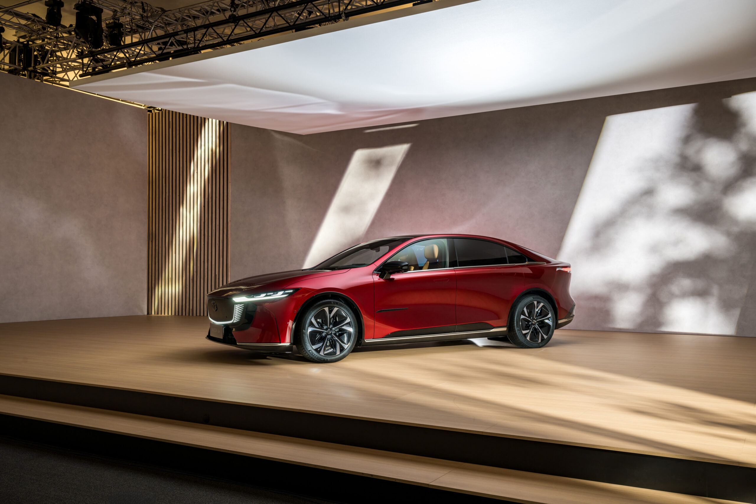 https://autostation.com/wp-content/uploads/2025/02/250110_mazda6e_exterior_l-scaled.jpg