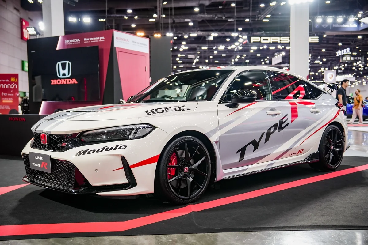 https://autostation.com/wp-content/uploads/2025/08/Civic-Type-R-11.webp
