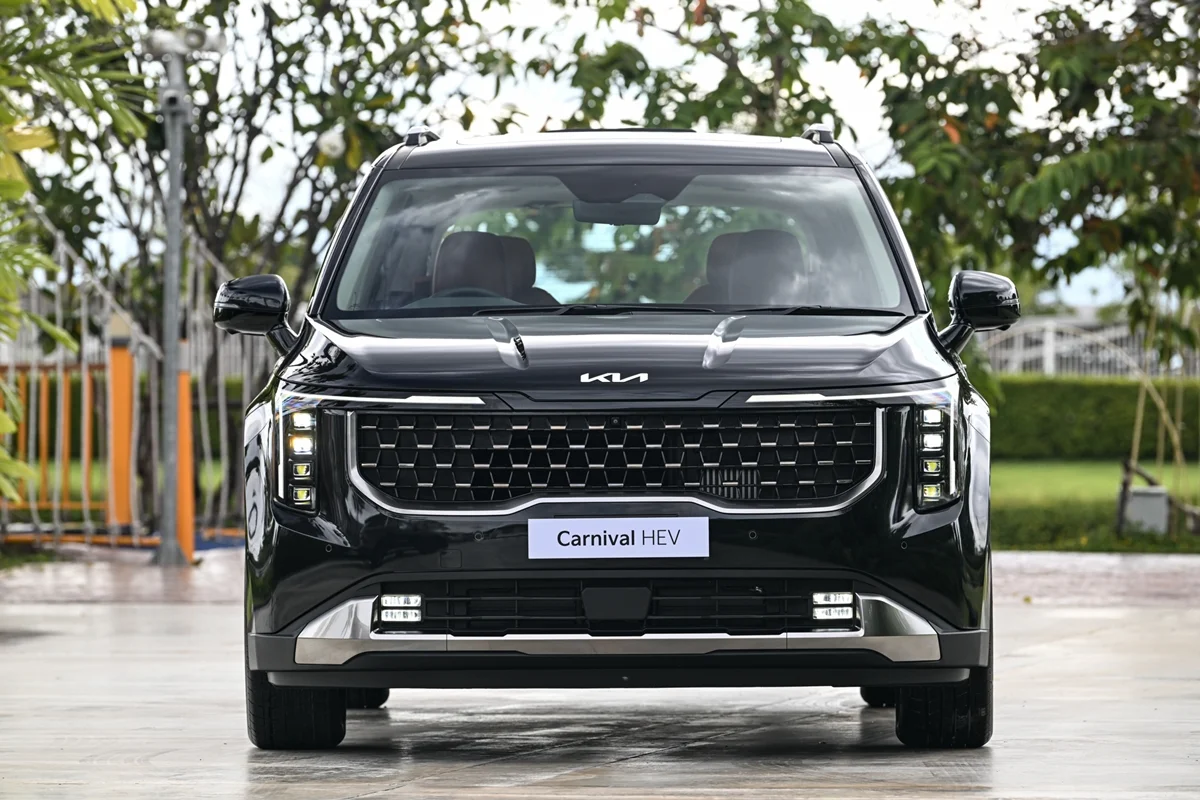 https://autostation.com/wp-content/uploads/2025/10/The-new-Kia-Carnival-HEV-7-seat-Luxury-6.webp