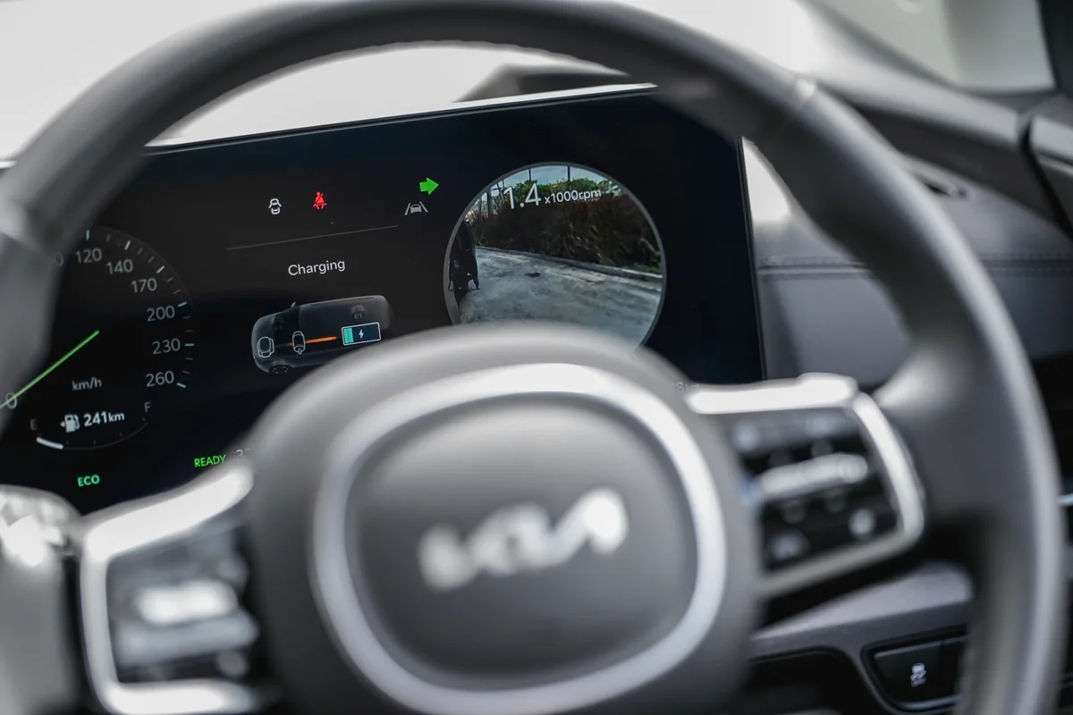 https://autostation.com/wp-content/uploads/2025/10/The-new-Kia-Carnival-HEV-7-seat-Luxury-75.webp