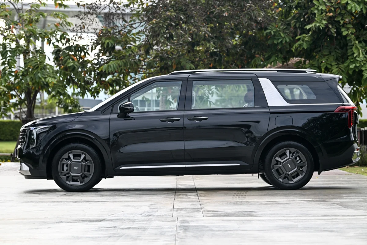 https://autostation.com/wp-content/uploads/2025/10/The-new-Kia-Carnival-HEV-7-seat-Luxury-8.webp