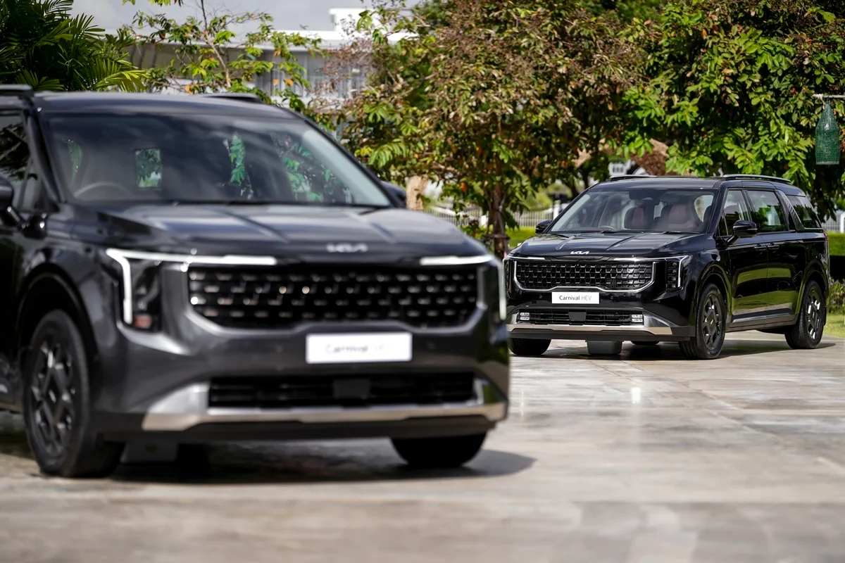 https://autostation.com/wp-content/uploads/2025/10/The-new-Kia-Carnival-HEV-7-seater-3.webp