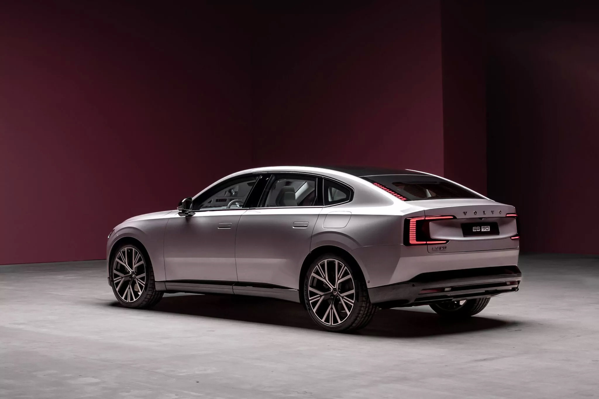 Volvo ES90 ซีดานไฟฟ้า 100%