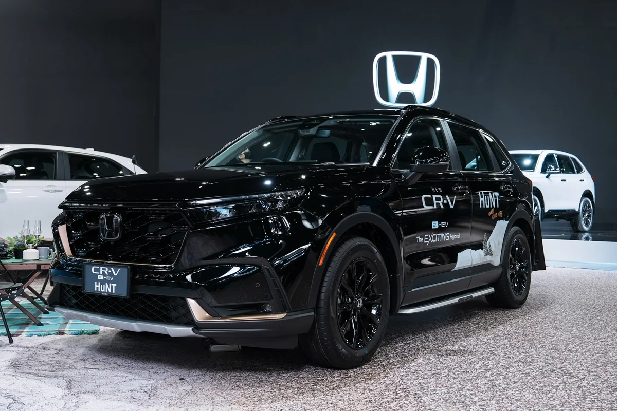 https://autostation.com/wp-content/uploads/2025/11/Honda-City-eHEV-THE-BLACK-OUTSHINE-3.webp